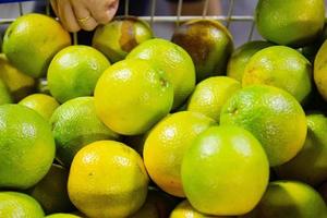 naranjas en un carrito de supermercado foto