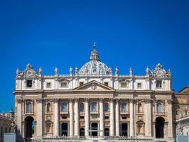cúpula de la basílica de San Pedro en el Vaticano foto