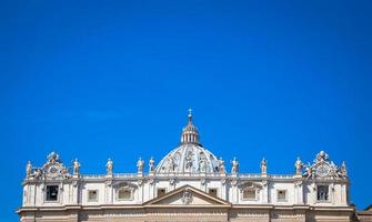 cúpula de la basílica de San Pedro en el Vaticano foto
