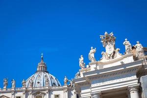 ciudad del vaticano con cúpula foto