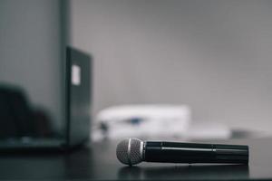 micrófono en mesa negra para presentación de negocios foto