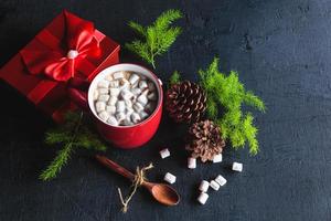 taza de chocolate caliente rojo y caja de regalo el día de navidad