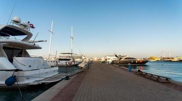 Terraplén de la calle del mar rojo en Egipto con barcos barcos foto