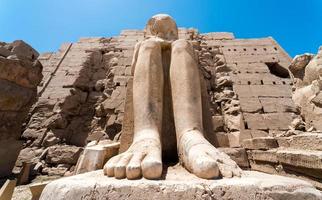 Pies de una antigua estatua del faraón en el templo de Karnak en Luxor. foto