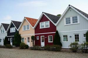 Casas adosadas de madera como casas de vacaciones en Dinamarca foto