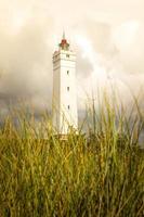 el faro blavandshuk fyr en la costa oeste de dinamarca foto