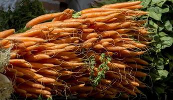 Zanahorias recién cosechadas en el mercado de Madrid, España foto