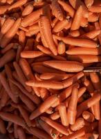 zanahorias a granel en el mercado foto