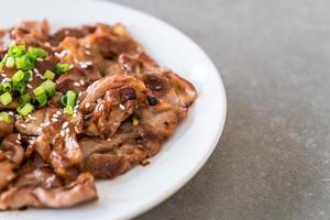 Carne de cerdo a la parrilla en un plato - estilo coreano