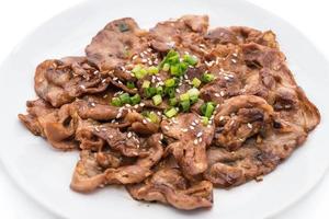 Carne de cerdo a la parrilla en un plato - estilo coreano