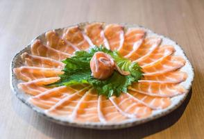 sashimi de salmón en rodajas - comida japonesa foto