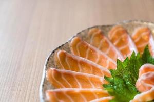 sashimi de salmón en rodajas - comida japonesa foto