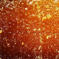 gota de miel de abeja goteo de panales hexagonales llenos