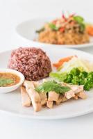 pollo asado y verduras con arroz de bayas - comida limpia foto