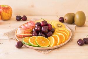 Fruta en rodajas mixtas en un tazón de madera