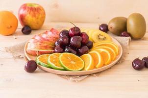 Fruta en rodajas mixtas en un tazón de madera