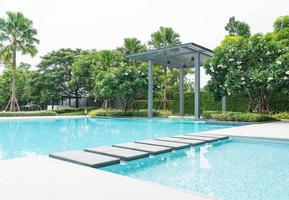 hermosa piscina de lujo con palmera foto