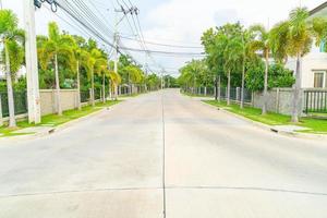 Carretera vacía con casa en el pueblo. foto