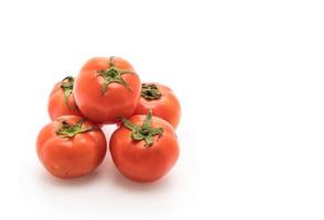 tomates frescos sobre fondo blanco