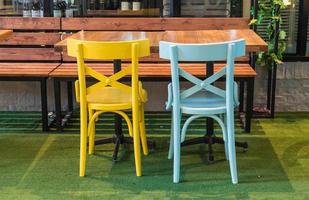 Silla de madera colorida vacía en el restaurante foto