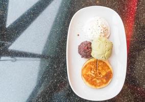 helado de té verde con panqueque, frijoles rojos y crema batida - postre foto