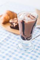 chocolate helado en la mesa