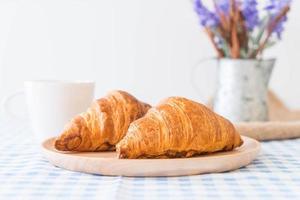 croissant de mantequilla en la mesa foto