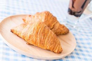 croissant de mantequilla en la mesa foto