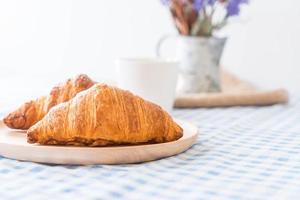 croissant de mantequilla en la mesa foto