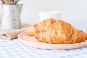 croissant de mantequilla en la mesa foto