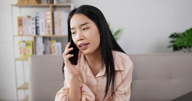 mulher séria falando ao telefone video