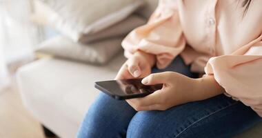 vrouw hand chatten op mobiele telefoon video