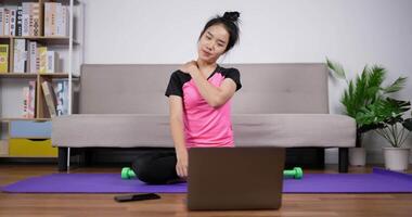 mujer en forma preparándose para hacer ejercicio en casa video