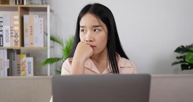 mujer seria, trabajando, en, un, computador portatil video