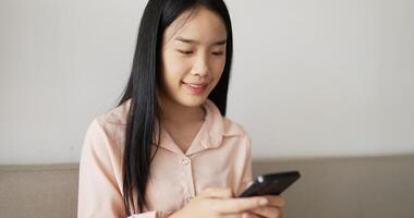 vrouw chatten op mobiele telefoon mobile video