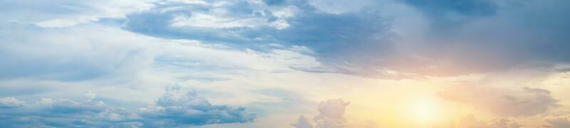 hermoso cielo azul con nubes blancas y sol foto