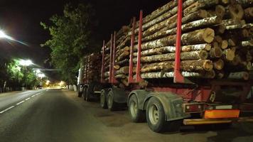 camión de madera cargado de troncos. un vehículo pesado con foto