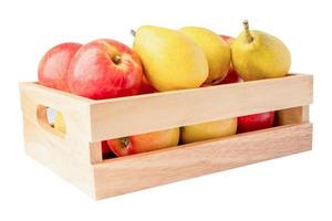 Fruta de manzana y pera en caja de madera aislar sobre fondo blanco. foto