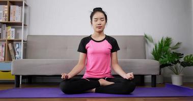 Frau meditiert im Lotussitz sitzend video