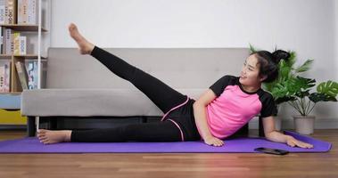 kvinna yoga tränar