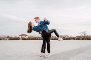 Pareja joven bailando tango apasionado en la plaza del parque foto