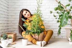 Jardinero de mujer cuidando de las plantas del jardín de su casa