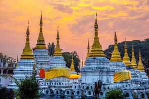 Wat Phra Chedi Sao Lang es un templo budista en Lampang, Tailandia foto