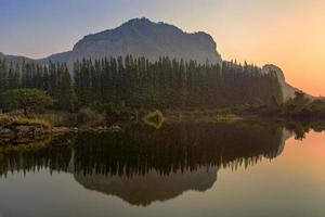 hermosa vista del paisaje con reflejo en el lago en khao e bid foto