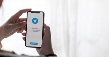 chiang mai, tailandia 2021: icono de la aplicación de telegrama en la pantalla del iphone xs de apple foto