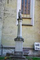 estatua del obispo georg paul binder, iglesia fortificada de biertan, rumania. foto