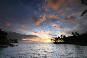 hermosa puesta de sol en la isla grande, costa de kohala, waikoloa, hawai foto