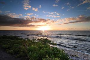 hermosa puesta de sol en la isla grande, costa de kohala, waikoloa, hawai foto