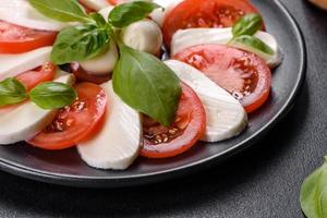 ensalada caprese italiana con tomates en rodajas, queso mozzarella foto