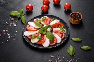 ensalada caprese italiana con tomates en rodajas, queso mozzarella foto